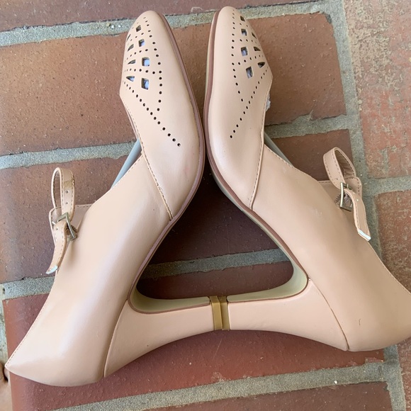 ⭐️HOST PICK⭐️ NWT NIB JG Retro Look Nude Heels - Picture 4 of 10
